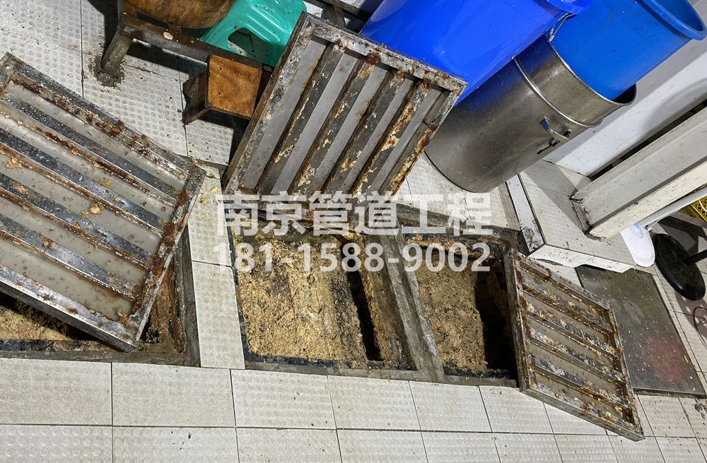 278万寿村城管中队食堂隔油池清理